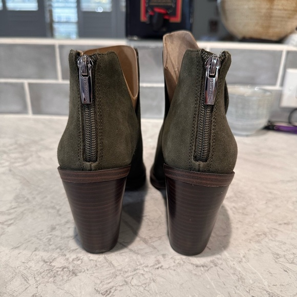 Vince Camuto Gigietta Suede Bootie Dark Green NWOB - Picture 2 of 3